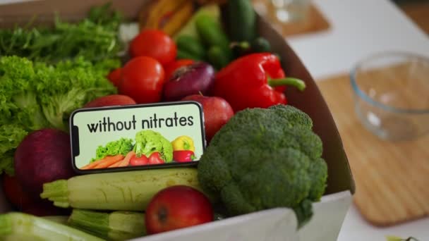 バスケットに果物や野菜を閉じ 硝酸塩のメッセージなしで電話します テーブルの上に健康的な有機食品室内 栄養と園芸の概念 — ストック動画