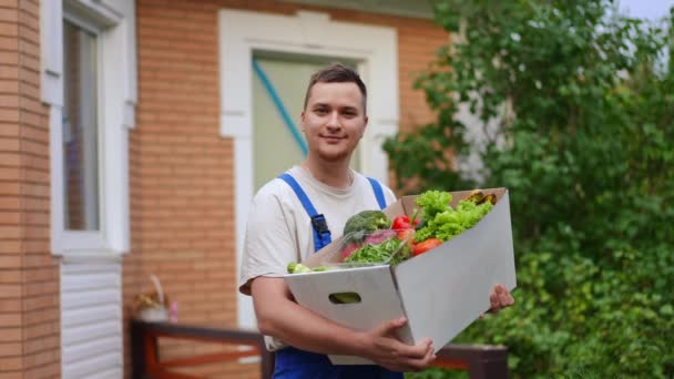Retrato Jovem Caucasiano Positivo Com Caixa Legumes Sorrindo Olhando Para — Vídeo de Stock