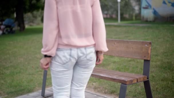 Деревянная Скамейка Парке Открытом Воздухе Старшей Белой Женщиной Входящей Сидящей — стоковое видео