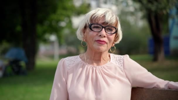 Retrato Una Hermosa Mujer Mayor Con Anteojos Mirando Hacia Otro — Vídeos de Stock