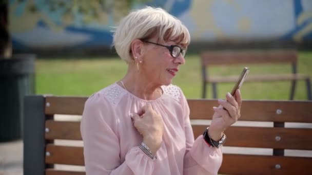 Vista Lateral Mujer Mayor Sonriente Usando Videollamada Aplicación Teléfono Inteligente — Vídeos de Stock