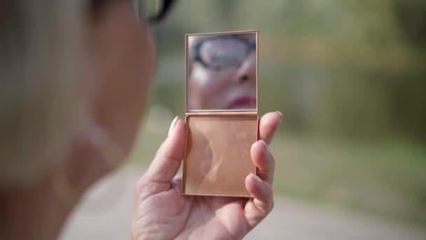 Gros Plan Miroir Main Dans Paume Femme Caucasienne Âgée Assise — Video