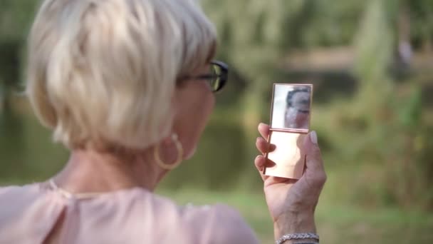 Tir Dessus Épaule Une Femme Blanche Âgée Confiante Admirant Miroir — Video