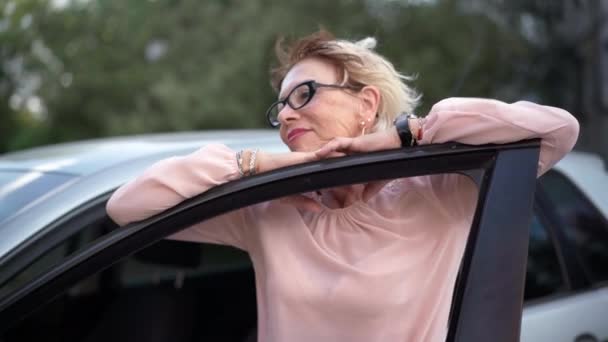 Счастливая Старшая Женщина Стоящая Открытом Автомобиле Улыбается Смотрит Сторону Портрет — стоковое видео