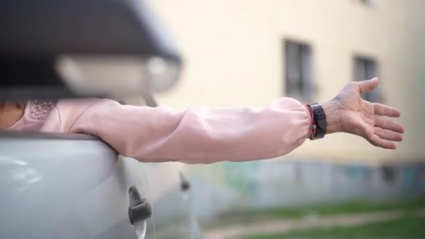 Mão Enrugada Mulher Idosa Irreconhecível Esticada Para Fora Veículo Livre — Vídeo de Stock