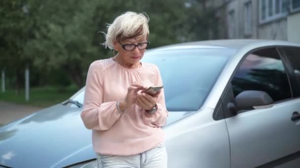 Συγκεντρωμένη Ηλικιωμένη Γυναίκα Μηνυμάτων Απευθείας Σύνδεση Εφαρμογή Smartphone Στέκεται Στο — Αρχείο Βίντεο