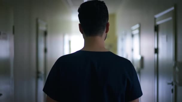 Visão Traseira Médico Masculino Irreconhecível Começar Andar Longo Corredor Hospital — Vídeo de Stock