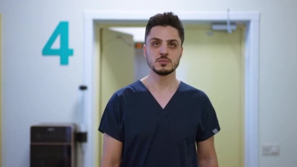 Cephede Hastane Koridorunda Yürüyen Kendinden Emin Bir Orta Doğulu Var — Stok video