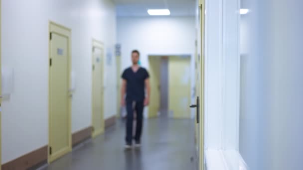 Široká Chodba Nemocnice Rozmazaným Mužem Kráčejícím Pomalým Pohybem Kolem Kamery — Stock video