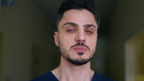 Orta Doğulu Ciddi Genç Bir Doktorun Kameraya Yavaş Çekimde Baktığı — Stok video