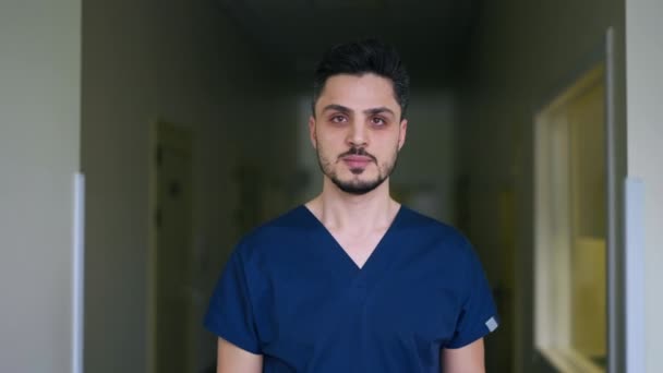 Pewny Siebie Chirurg Bliskiego Wschodu Uśmiechający Się Zwolnionym Tempie Patrząc — Wideo stockowe
