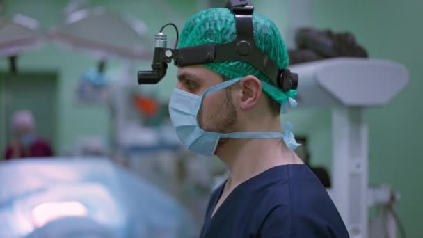 Side View Kirurg Uniform Stående Operationsstuen Taler Slowmotion Mellemøstlige Mand – Stock-video