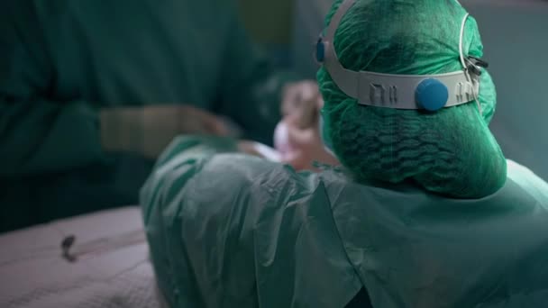 Tampilan Belakang Perawat Membantu Dokter Bedah Menempatkan Transplantasi Payudara Pada — Stok Video