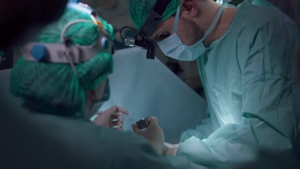 Geconcentreerde Chirurg Verpleegkundige Controleren Stiksels Tijdens Operatie Slow Motion Intelligente — Stockvideo