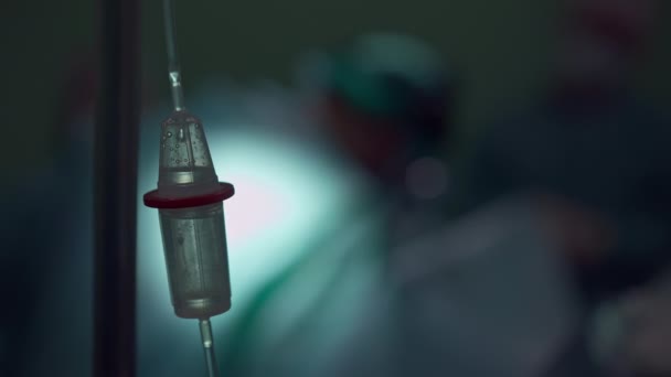 Contador Caída Primer Plano Oscuridad Con Cirujano Borroso Realizando Operación — Vídeos de Stock