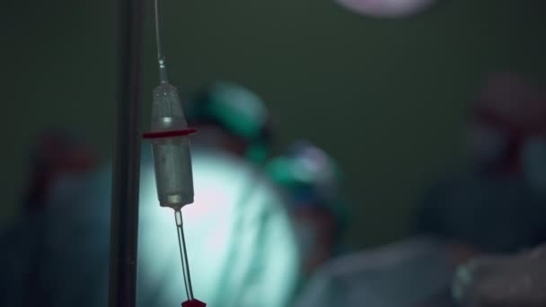 Detailní Lékařské Kapátko Temnotě Operačním Sále Rozmazaným Chirurgem Ošetřovateli Provádějícími — Stock video