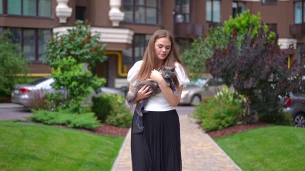 Šťastná Mladá Žena Kočkou Náručí Kráčející Zpomaleném Filmu Uličkou Odvracející — Stock video