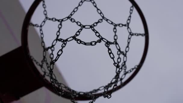 Close Metalen Basketbalnet Achtergrond Van Bewolkte Lucht Buiten Bottom Hoek — Stockvideo