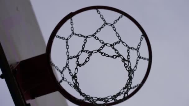 在运动场上 在室外用金属网观看篮球篮筐的底部 在阴云密布的灰蒙蒙的天空背景下的特写体育器材 慢动作 — 图库视频影像