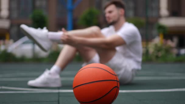 Detailní Záběr Basketbal Sportovním Hřišti Rozmazaný Mladý Běloch Tahání Ponožky — Stock video