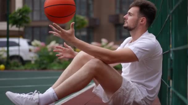 Sidovy Bred Skott Säker Idrottsman Jonglering Orange Basket Boll Slow — Stockvideo