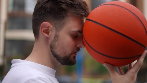 Boční Pohled Zblízka Tvář Sportovce Zavřenýma Očima Drží Oranžový Basketbal — Stock video