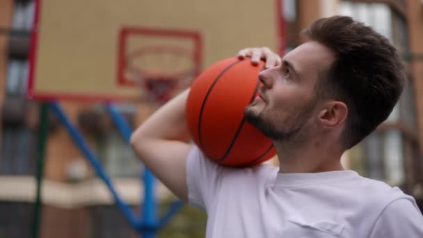 Seitliche Nahaufnahme Passen Kaukasischen Mann Mit Basketballball Auf Der Schulter — Stockvideo