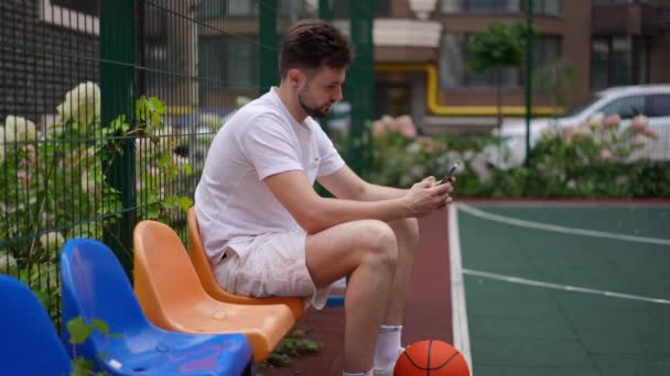 Desportista Confiante Com Smartphone Bola Livre Cidade Urbana Campo Esportivo — Vídeo de Stock