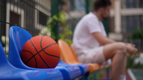 Oranžový Míč Židli Sportovním Hřišti Rozmazaným Sportovcem Vstávajícím Odchodu Pozadí — Stock video