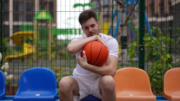 Live Kamera Närmar Sig Nöjda Leende Basketspelare Med Bollen Poserar — Stockvideo
