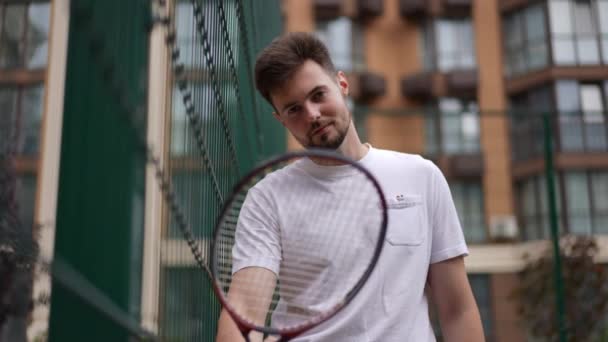 Alsó Nézet Zoom Portréban Mosolygós Magabiztos Sportoló Pózol Tenisz Ütő — Stock videók