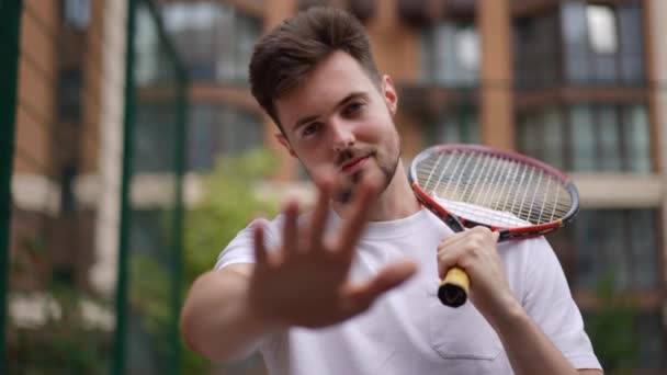 Jeune Homme Avec Main Tendue Regardant Caméra Tenant Raquette Tennis — Video
