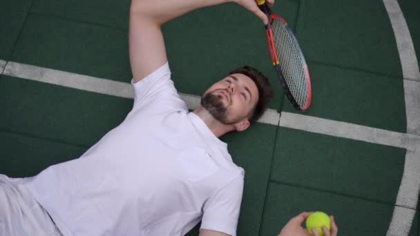 Porträt Von Oben Schöner Sportler Mit Tennisschläger Und Ball Auf — Stockvideo