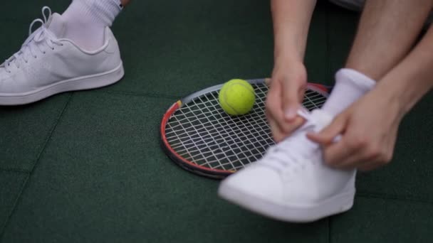 Gros Plan Joueur Tennis Méconnaissable Attachant Des Lacets Ralenti Sur — Video