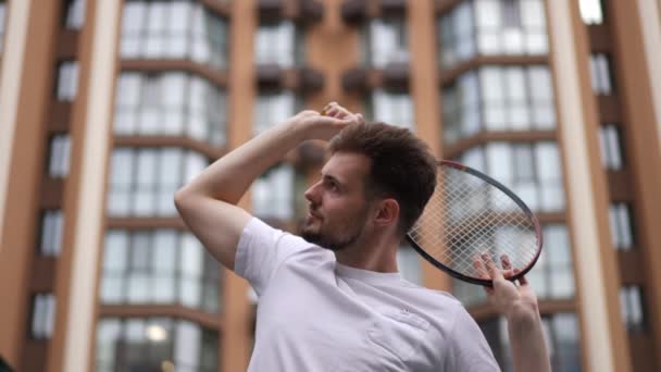 Junger Selbstbewusster Sportler Mit Tennisschläger Hinter Dem Kopf Der Hintergrund — Stockvideo