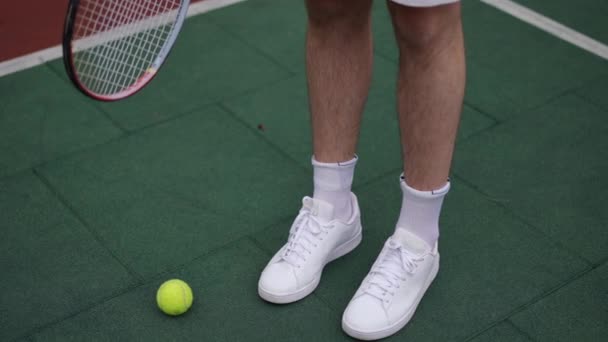 Ноги Спортсмена Теннисной Ракеткой Уходят Замедленной Съемке Открытом Воздухе Неузнаваемый — стоковое видео