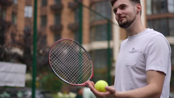 Mittlerer Schuss Lächelnder Fitter Sportler Der Tennisball Zeitlupe Freien Serviert — Stockvideo