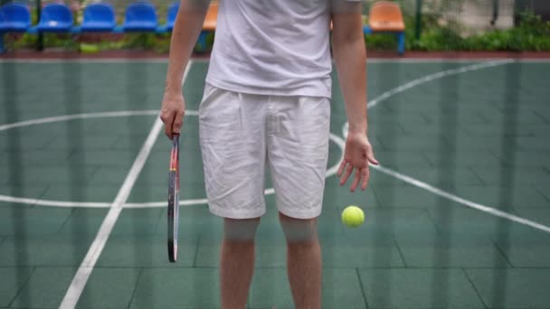 Pohled Zepředu Nepoznatelný Běloch Žonglující Tenisovým Míčkem Stojící Venku Raketou — Stock video