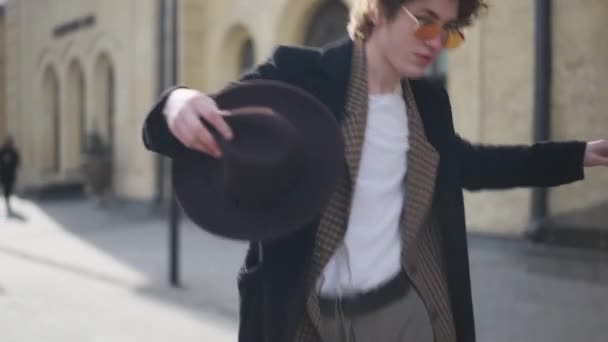 Canlı Kamera Erkek Bacağından Şapka Takan Kendine Güvenen Genç Adama — Stok video