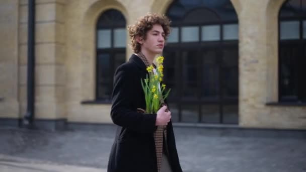 Boční Pohled Sledování Záběr Sebevědomý Mladý Muž Žlutými Květy Hrnci — Stock video