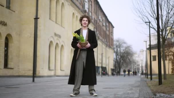 Portrait Large Jeune Homme Joyeux Jonglant Avec Pot Fleurs Tournant — Video