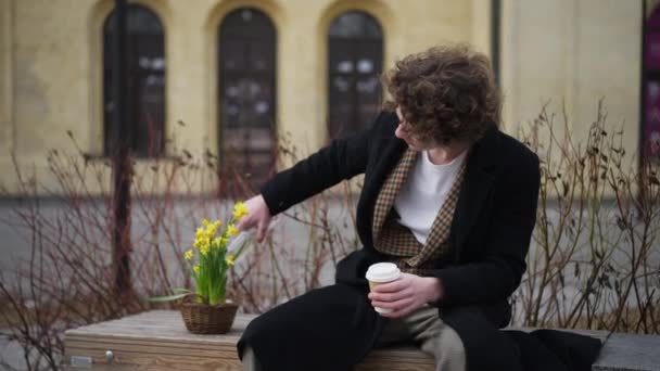 Kafkasyalı Genç Bir Adam Kahve Fincanı Ile Sarı Çiçeği Çaydanlıkta — Stok video