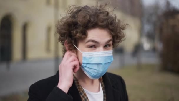 Genç Adam Kameraya Bakıp Gülümseyen Covid Maskesini Çıkarıyor Coronavirus Salgınında — Stok video