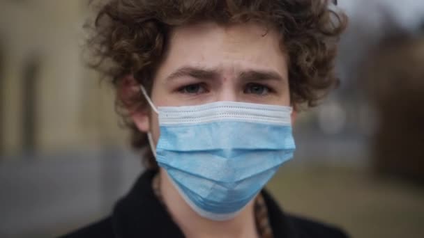Huvudbild Ung Brunett Man Med Lockigt Hår Coronavirus Ansiktsmask Tittar — Stockvideo