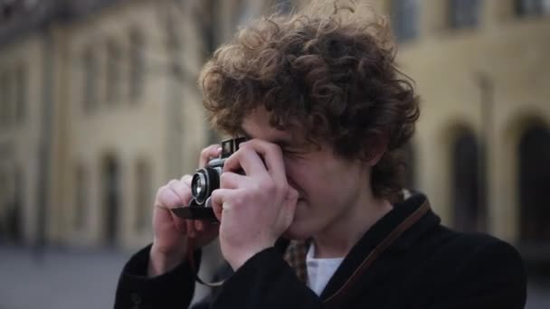 Yakından Yetenekli Beyaz Bir Adam Kamerasıyla Şehir Caddesinde Dikilip Kol — Stok video
