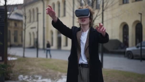 Şehir Caddesinde Internet Üzerinden Oyun Oynayan Orta Boy Video Görüntüsü — Stok video