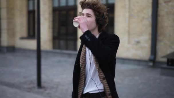 Rack Összpontosít Pozitív Fiatalember Iszik Kávét Papír Csésze Kinyújtott Férfi — Stock videók