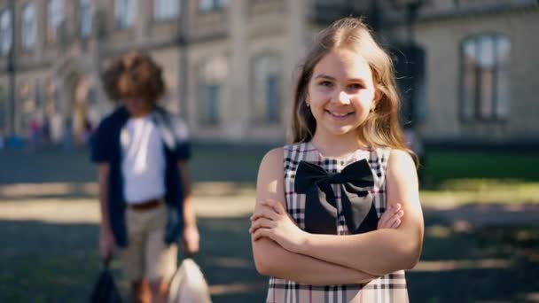 Portré Magabiztos Csinos Iskolás Lányról Aki Napfényben Pózol Mint Egy — Stock videók