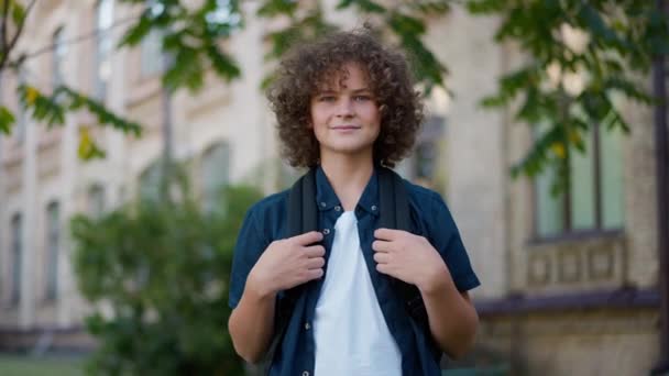 Vorderseite Porträt Eines Selbstbewussten Intelligenten Schuljungen Mit Rucksack Der Freien — Stockvideo