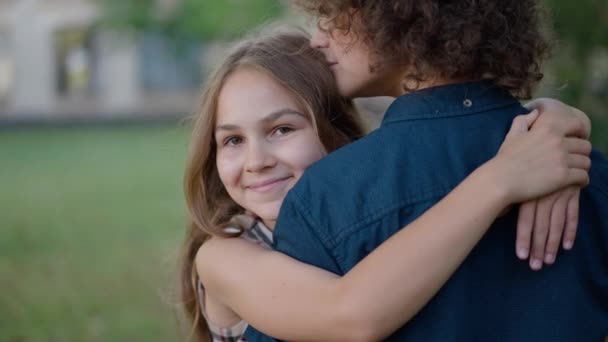 Retrato Menina Alegre Com Sorriso Dente Posando Abraçando Menino Irreconhecível — Vídeo de Stock